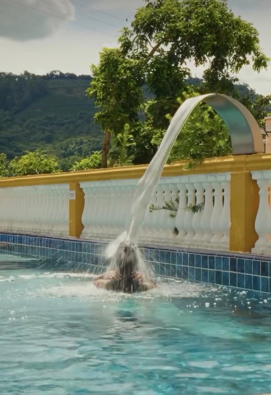 Cascata da piscina com vista para as montanhas