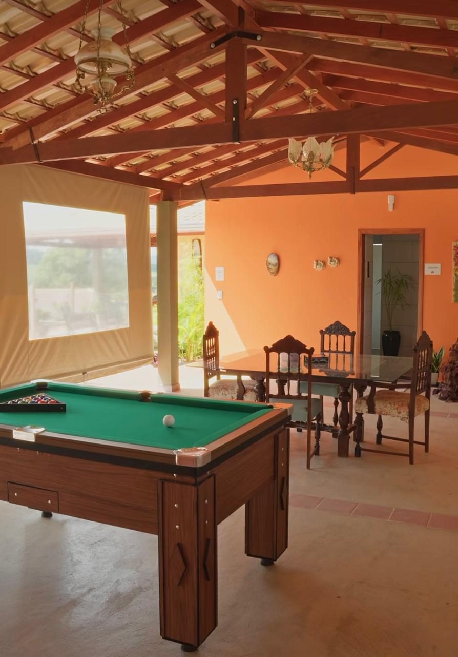 Salão de jogos coberto com mesa de sinuca