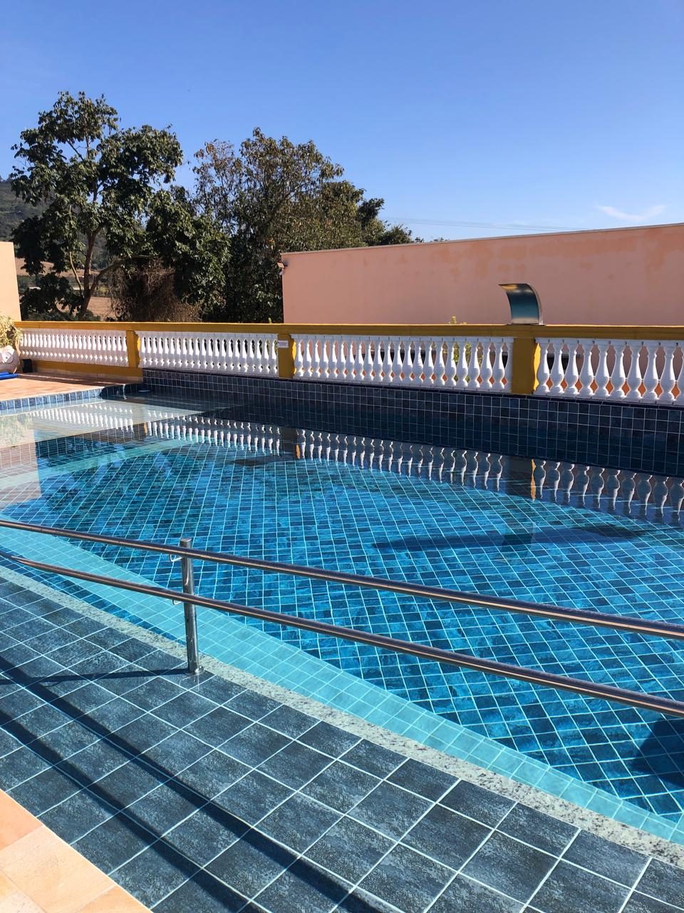 Piscina com rampa de acessibilidade e corrimão